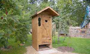 Туалет деревянный садовый