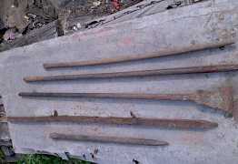 Ломы лопаты вилы мотыга и серп для земляных работ