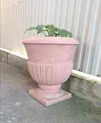 Цветочная бетонная ваза