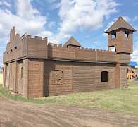 Деревянный замок-крепость разборный 9.5 х 9.5 м