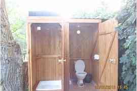 Деревянный душ и туалет для дачи